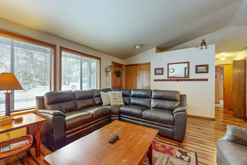 Comfy Home with Private Hot Tub SHARC Passes & Entertainment - Image 1