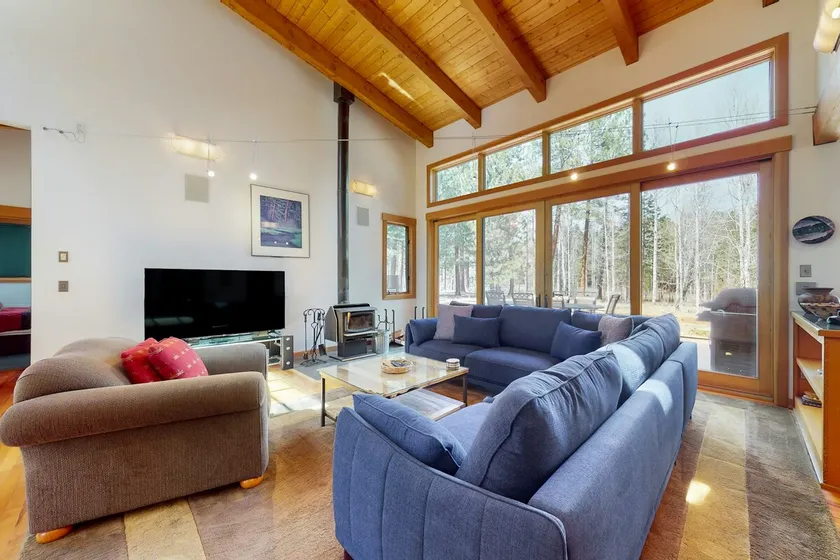 Tree-lined home with private hot tub, resort pools - Image 1