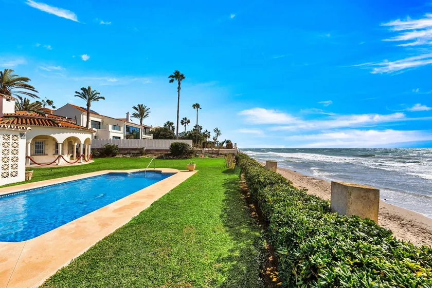 1100 - Beach Front Villa - Image 1