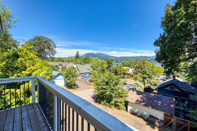 Spacious downtown craftsman with private hot tub, - Image 1