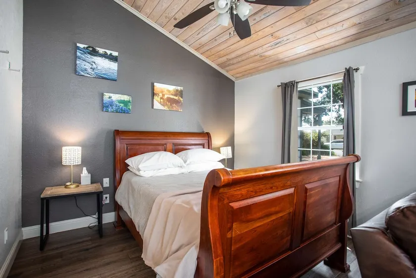 Walk to Main, Tiled Shower, Smart TV, Queen Bed - Image 1
