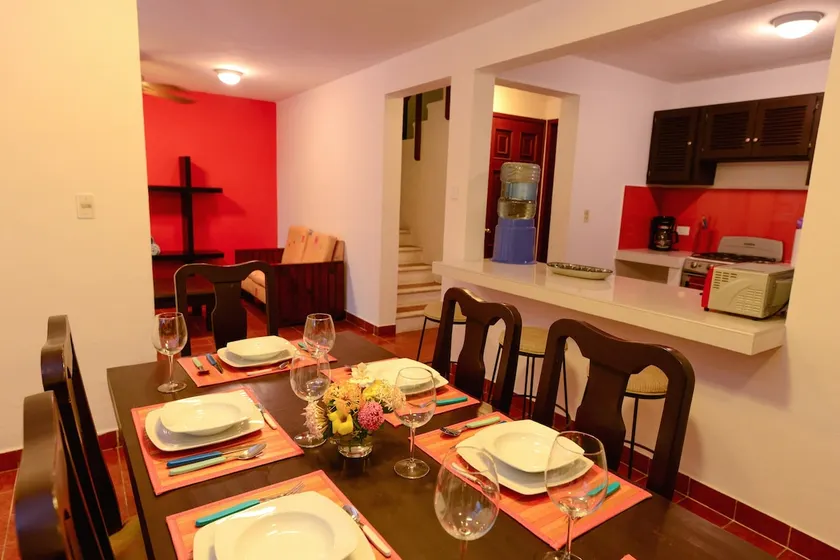 Central 2-Story Villa: 3BR & Prime Location - Image 1