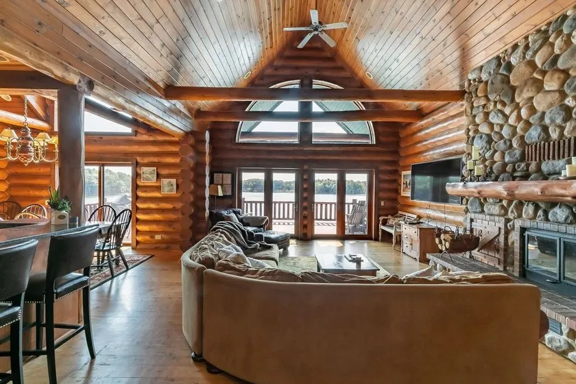 Grandview Lakeside Log Lodge - Image 1