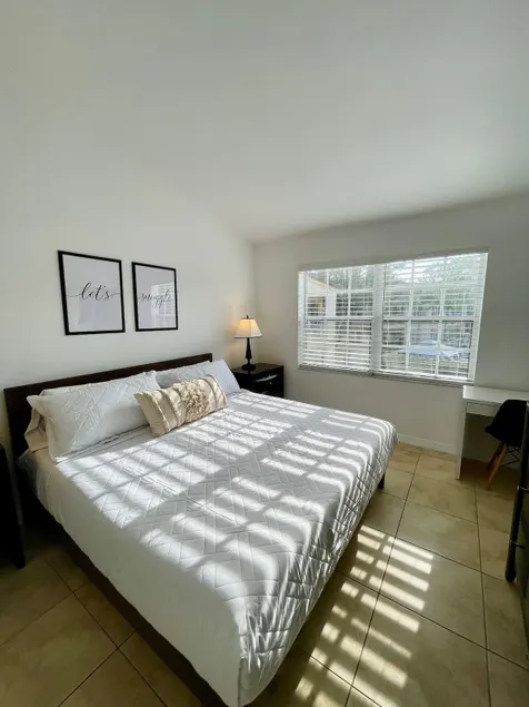 290D – Bright & Airy Top-Floor Apt in West Boca - Image 1