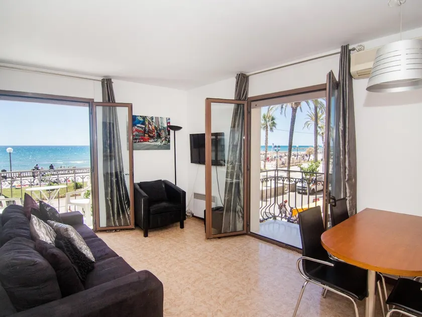 QUEEN Vender mod havet og med en fantastisk udsigt over Sitges. - Image 1