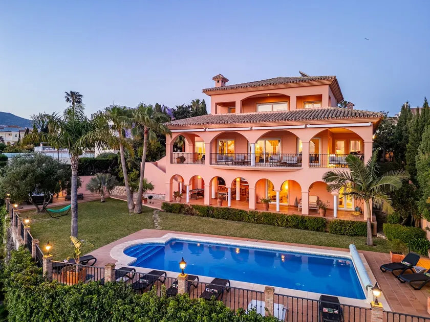 Bella villa vicino alla spiaggia con piscina riscaldata e vasca idromassaggio - Image 1