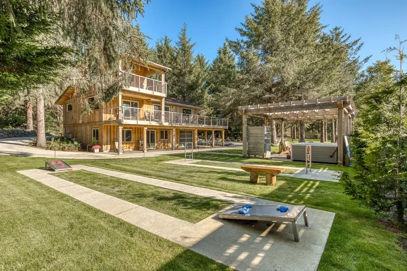 High end retreat. Hot tub. Path to beach. - Image 1