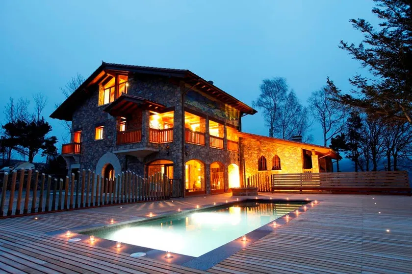Chalet in the Pyrenees with Hot Tub and Unique Panoramic View - Image 1