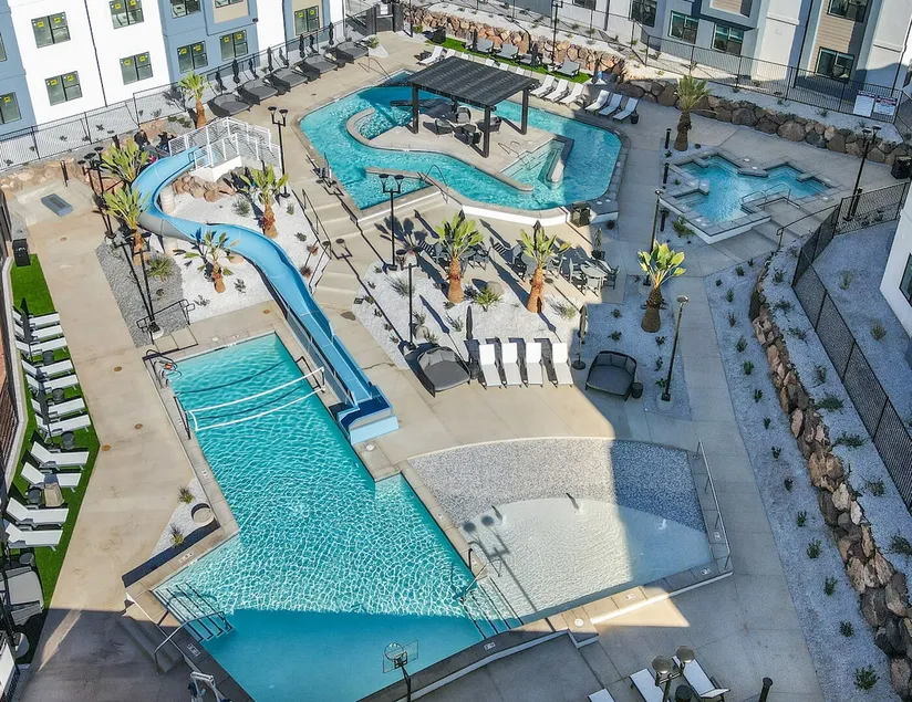Piscine intérieure / extérieure, tennis, une connexion Wi-Fi gratuite, cheminée extérieure WiFi gratuit! - Image 1