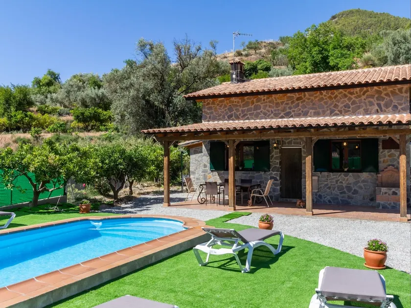 Charming farmhouse amidst orange trees - Image 1