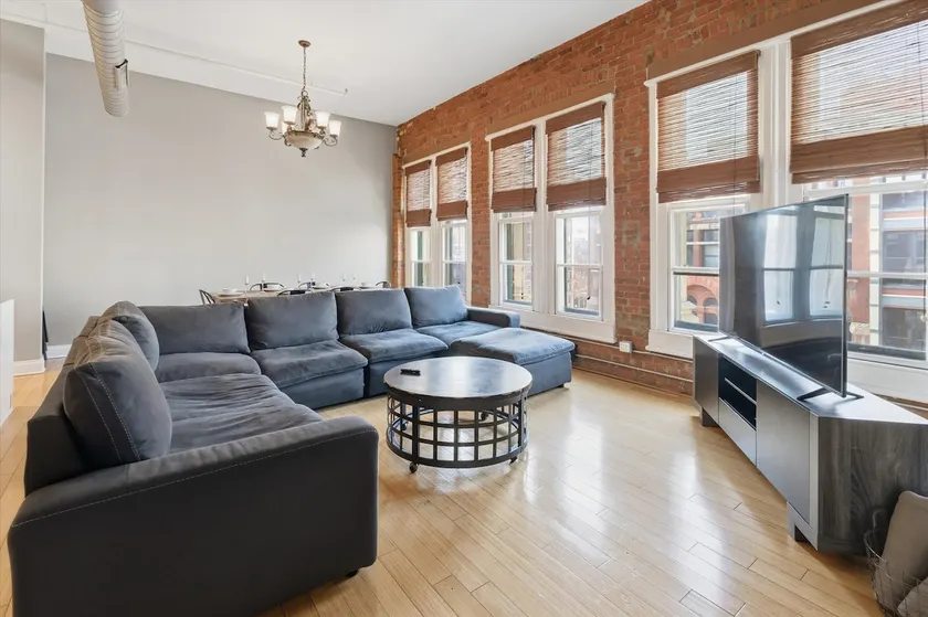 Top Floor Loft 4 Bedrooms and 2 000 sq ft - Image 1