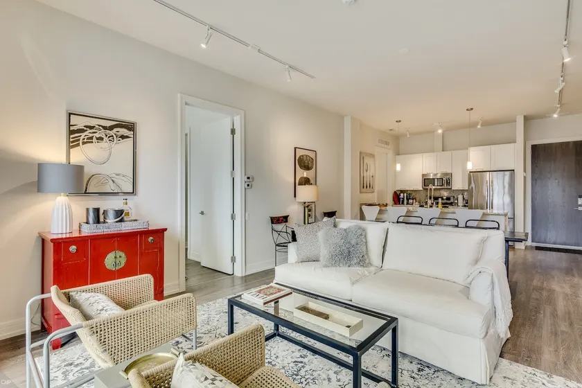 3br W/ Elevator, Patio & Laundry Near the Red Line - Image 1