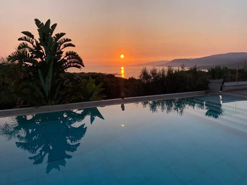 Large contemporary villa with pool. 5* - Image 1