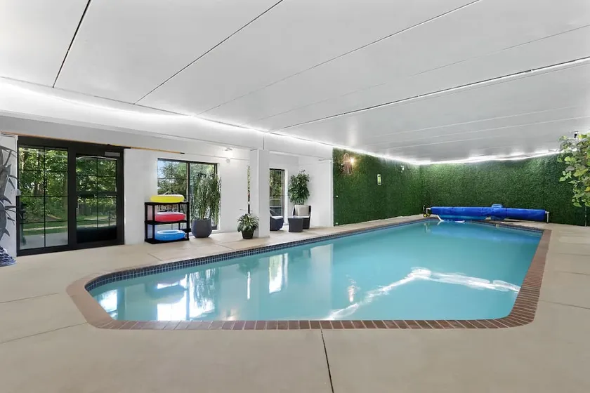 Nära till Lambeau Fem sovrum hem med inomhuspool - Image 1