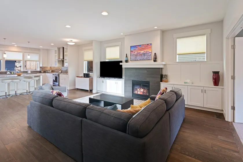 Hillside Haven - Close to Downtown! Light & Bright - Image 1