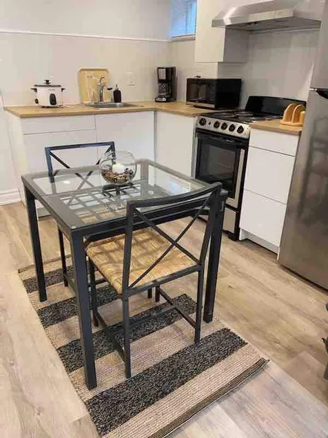 1 bedroom Guest Suite by the Subway - Image 1