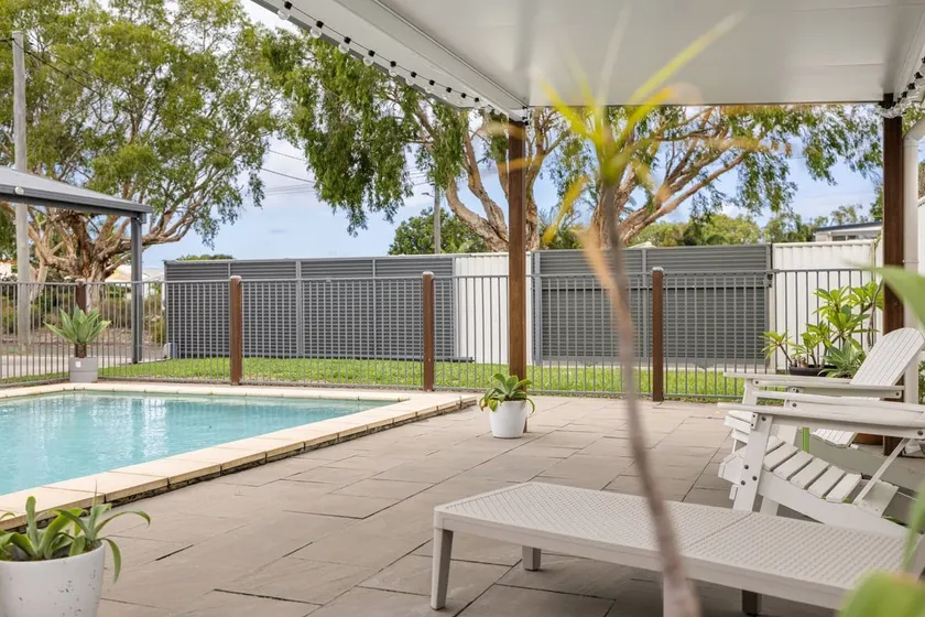 Pet Friendly Beachside Hideaway - Lazy on Lowry - Image 1