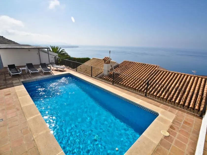 Magnificent 4 bedroom villa with stunning views - Image 1