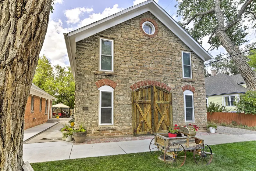 Charming Historic Condo - Walk to Downtown & UW - Image 1