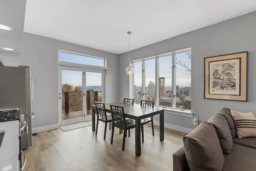Skyline Luxury - Stylish 1BR with Panoramic Views - Image 1