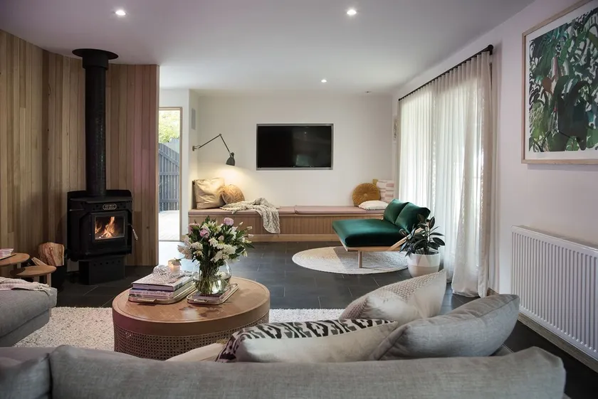Dollywood~Accommodates 6 in style~Daylesford - Image 1