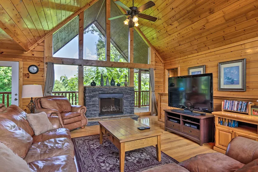 1 Mi to Dollywood: Quiet Cabin w/ Hot Tub! - Image 1