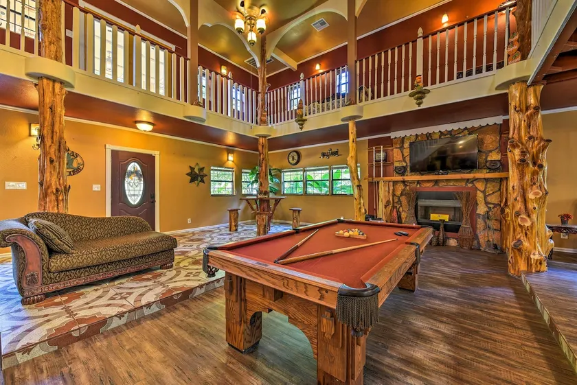 NY! Rymlig Conroe Home w / fotboll och biljardbord! - Image 1