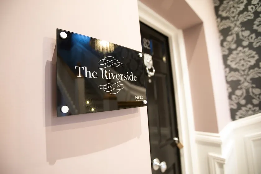 The Riverside.Modern apartment minutes from city - Image 1