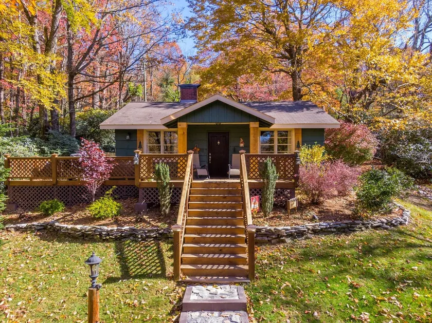 Bear Bungalow - 1 mile from Main Street Blowing Rock! Hot Tub - Pet Friendly - Fenced In Yard - Image 1