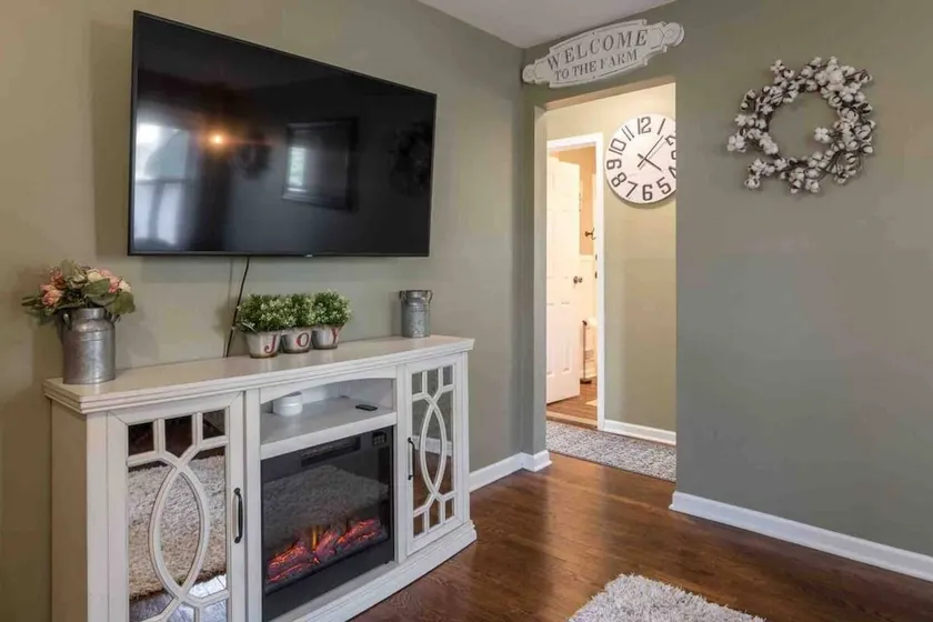 Suburban Farmhouse - Sleeps 12 - Image 1