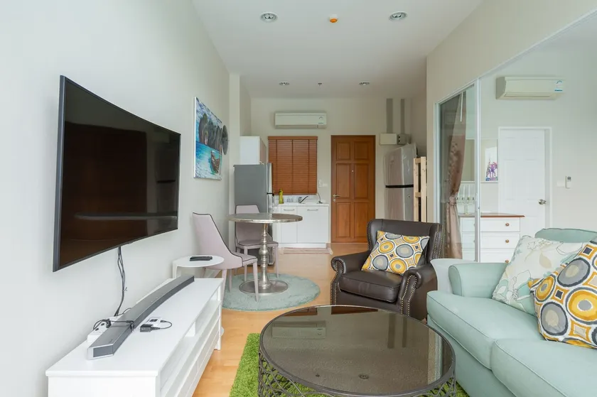Luxurious Ground Floor Condo with Pool Access in H - Image 1
