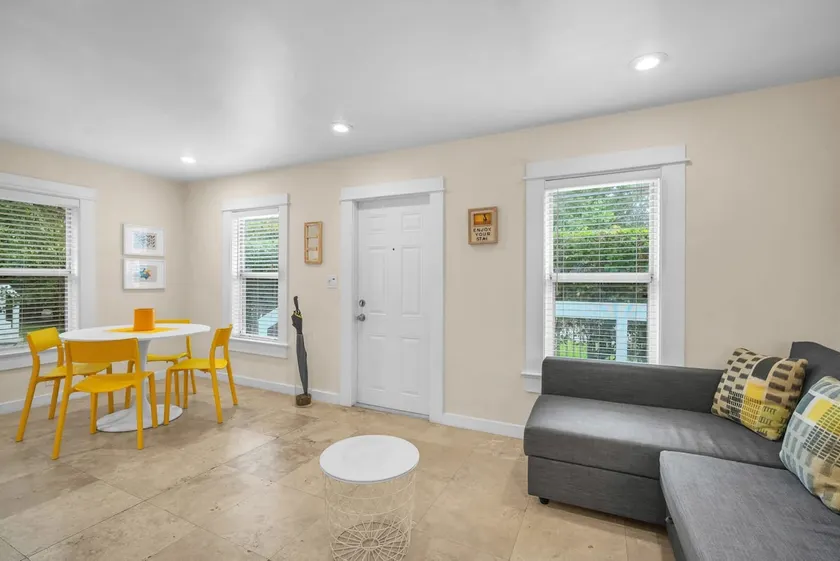 Renovated & Charming Grove Bay 1/1 Cottage - Image 1