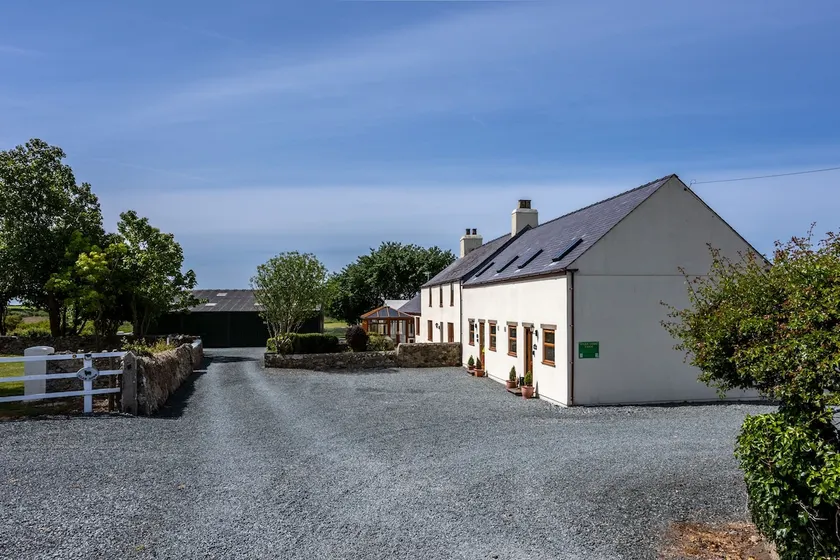 Y Stabl: 2‑Bed Cottage Sleeping 5 in Llanfaelog | Managed by Anglesey Holiday Lettings - Image 1