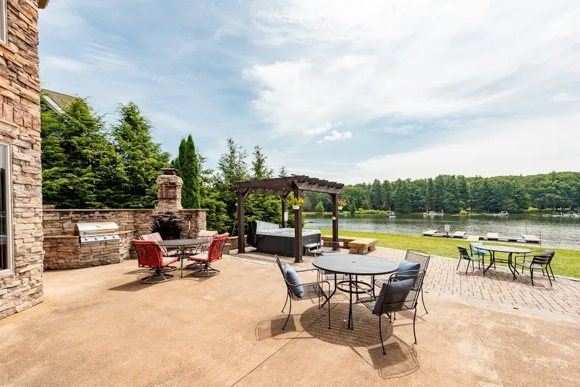 Slott vid Lake-Luxury Lakefront Djurvänligt Hem med Inomhuspool - Image 1