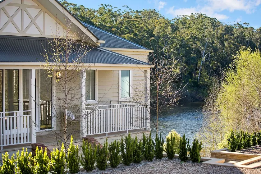 Lakes Edge - Luxury Group Accommodation for 12! - Image 1