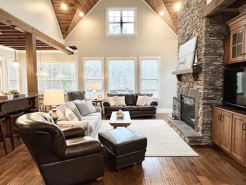 Hidden Gem Lakeside Retreat | Dock & Hot Tub - Image 1