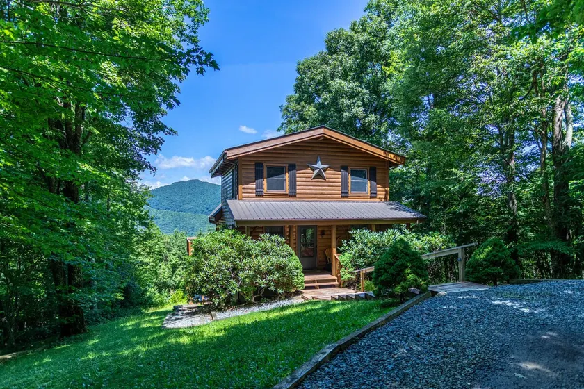 Apple of my Eye Between Boone & Banner Elk  Mountain Views  Hot Tub  Private Pet Friendly - Image 1