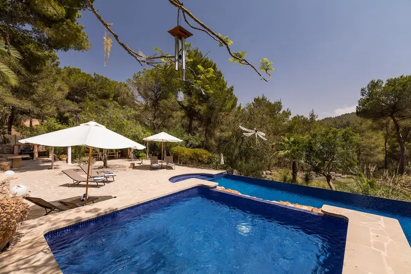Secluded villa in 5000 sq m grounds with AC - Image 1