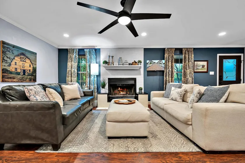 Guesthouse with a Game Room! 17 min to Silos! - Image 1