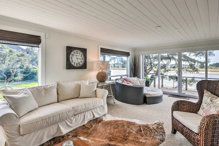 Waterfront Seaside Beach Home w/ Views & Hot Tub! - Image 1