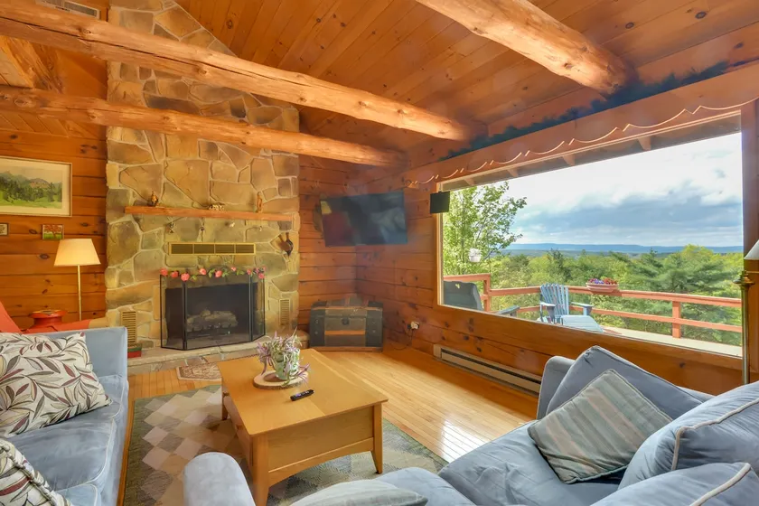 Peaceful Bedford Escape: Deck & Stunning Views! - Image 1