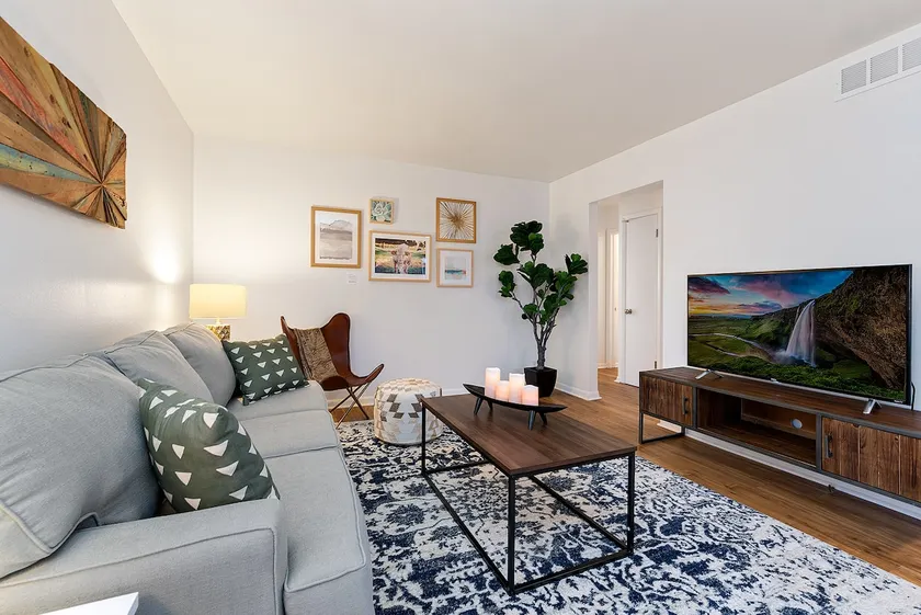 Couples Getaway - Dog Friendly, Bike to Old Town! - Image 1