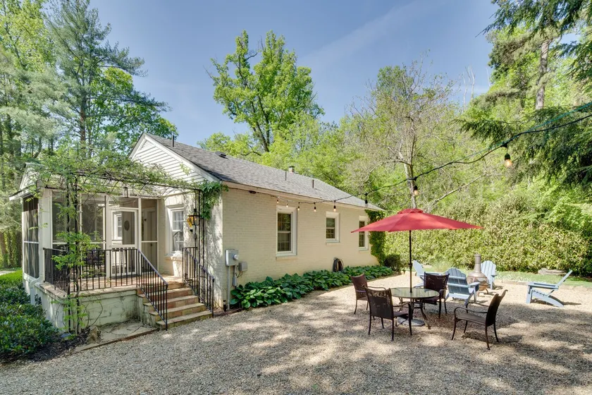 7 Mi to The Biltmore: 'Le Canard' Cottage w/ Porch - Image 1