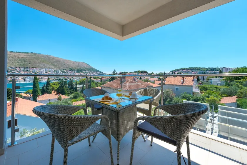 Apartment Maro Bayview - Deluxe Two Bedroom Apartment with Balcony and Sea View - Image 1