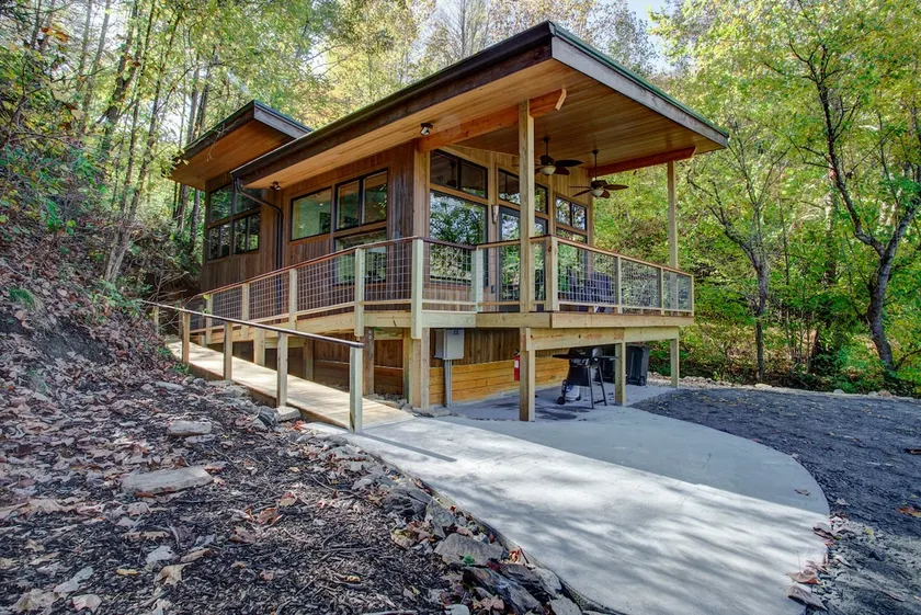 French Broad Chalet: Blick auf den French Broad River, überdachte Veranda, neues / modernes Chalet. - Image 1