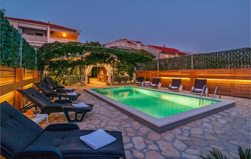 Six-Bedroom Holiday Home In Zrnovnica - Image 1