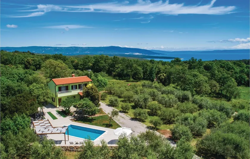 Beach front home in Peruski - Image 1