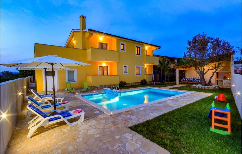 8 Bedroom Awesome Home In Pula - Image 1