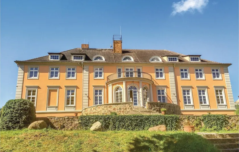 Lübbenow Manor - Image 1