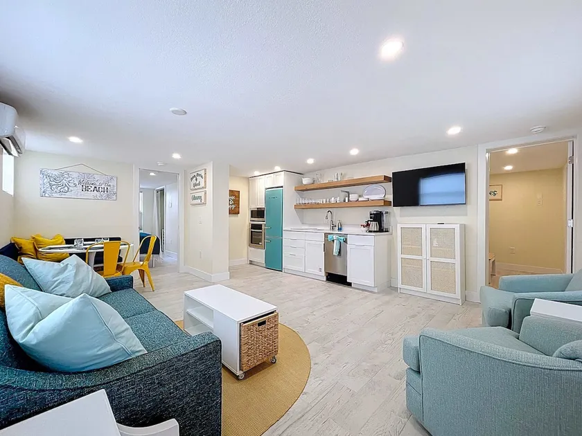 2 bd w/En Suites Steps to Beach/Bridge/Lrg Crtyrd - Image 1